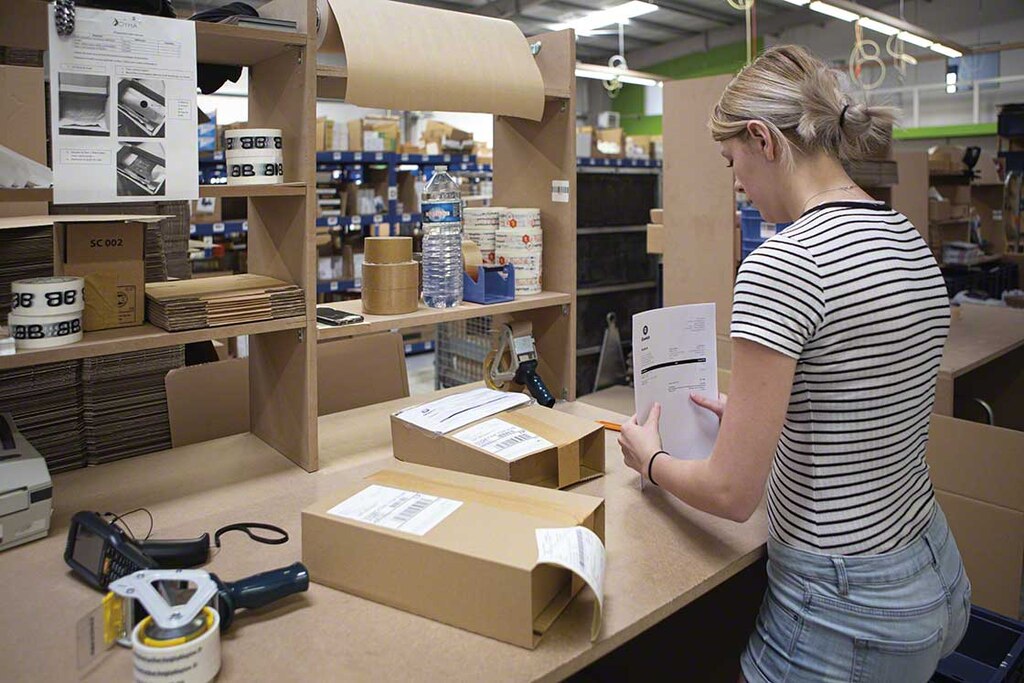 24 uurs levering en bestellingen van slechts enkele eenheden, zijn twee van de typische kenmerken van e-commerce logistiek 24 uurs levering en bestellingen van slechts enkele eenheden, zijn twee van de typische kenmerken van e-commerce logistiek