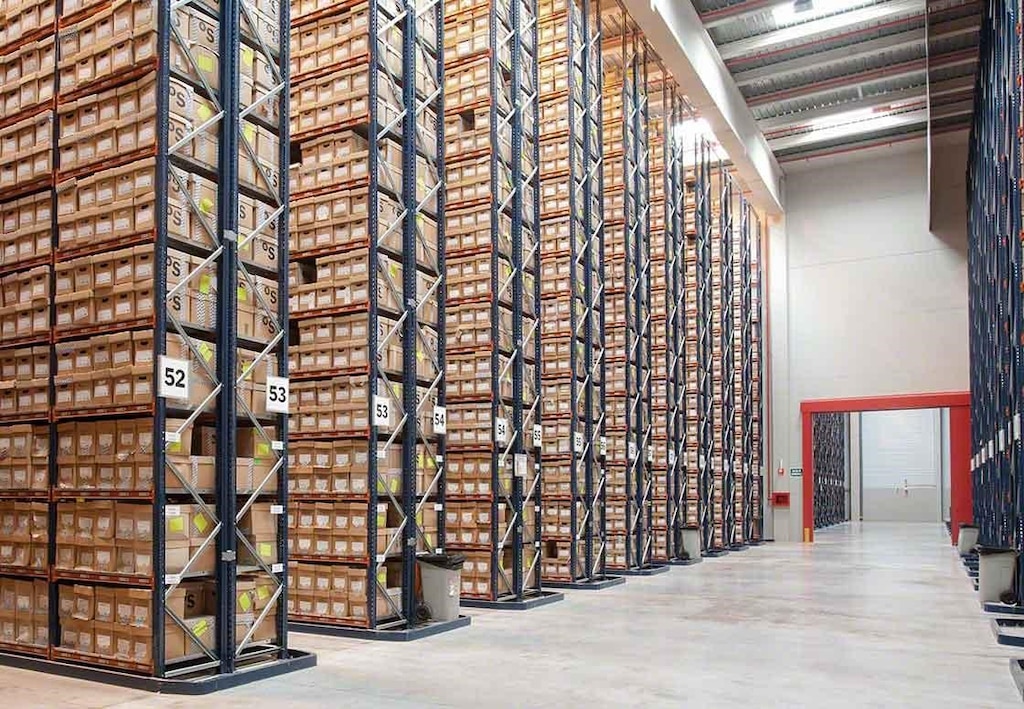 De opslag van een groot aantal artikelnummers verhoogt de opslag- en beheerskosten van een bedrijf De opslag van een groot aantal artikelnummers verhoogt de opslag- en beheerskosten van een bedrijf