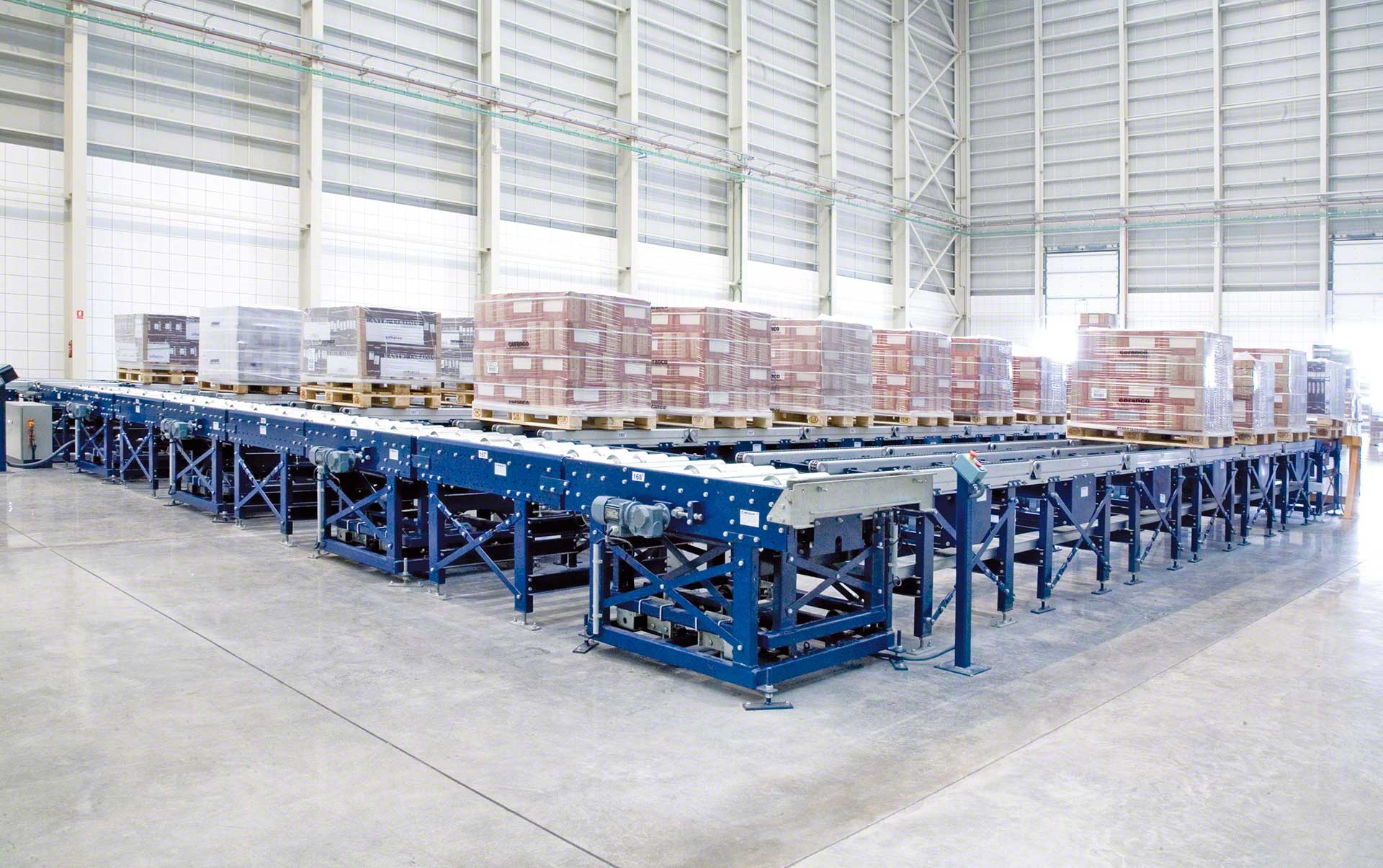Accumulatiekanalen maken het mogelijk pallets te integreren in de automatische in- en uitbound logistiek van het magazijn