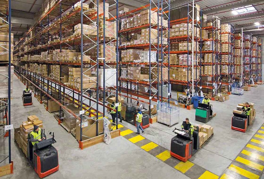 Heftruckchauffeurs verplaatsen goederen in een magazijn Heftruckchauffeurs verplaatsen goederen in een magazijn