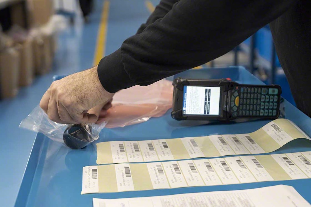 Als alle artikelen gecodeerd zijn, kunnen ze door het WMS worden geclassificeerd en kan er een strategie worden ontworpen voor de toewijzing van de opslaglocatie van de goederen