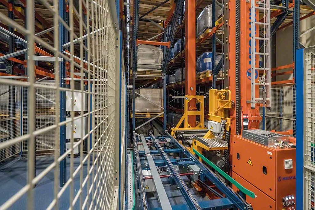 Automatische orderverzameling: de magazijnkranen nemen de laadeenheden uit de magazijnstellingen en verplaatsen ze volledig zelfstandig Automatische orderverzameling: de magazijnkranen nemen de laadeenheden uit de magazijnstellingen en verplaatsen ze volledig zelfstandig