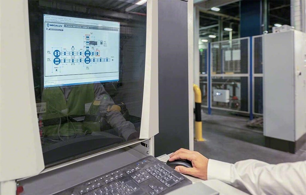 Wanneer een bedrijf chaotische opslag toepast als methode voor locatietoewijzing, dan maakt het gebruik van een WMS Wanneer een bedrijf chaotische opslag toepast als methode voor locatietoewijzing, dan maakt het gebruik van een WMS