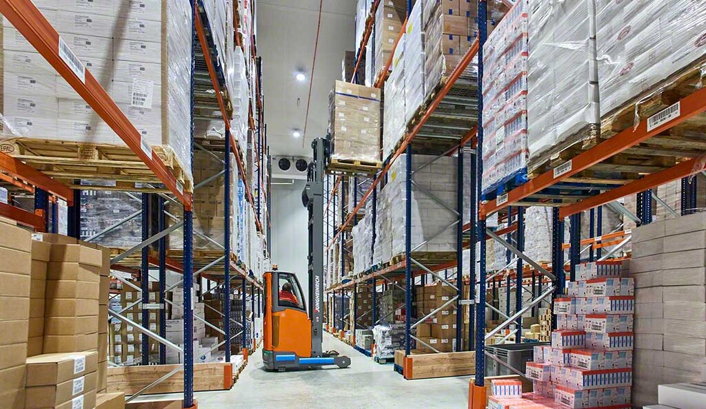 Het bedrijf Brivio & Viganò heeft zijn magazijn met constante temperatuur, uitgerust met conventionele palletstellingen die een directe toegang geven tot de opgeslagen producten