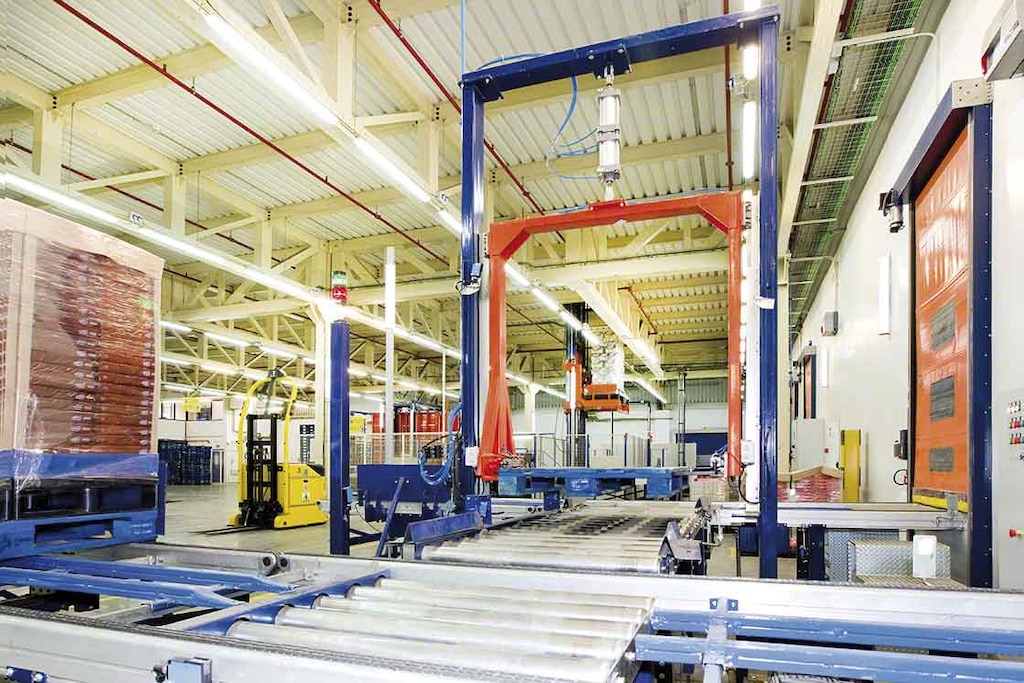 Bij een controlepost voor inkomende goederen worden afmetingen en de goede staat van zowel de pallet als de goederen gecontroleerd Bij een controlepost voor inkomende goederen worden afmetingen en de goede staat van zowel de pallet als de goederen gecontroleerd