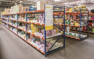 Dark stores zijn op picking gerichte warenhuizen die meestal de uitstraling van een supermarkt hebben