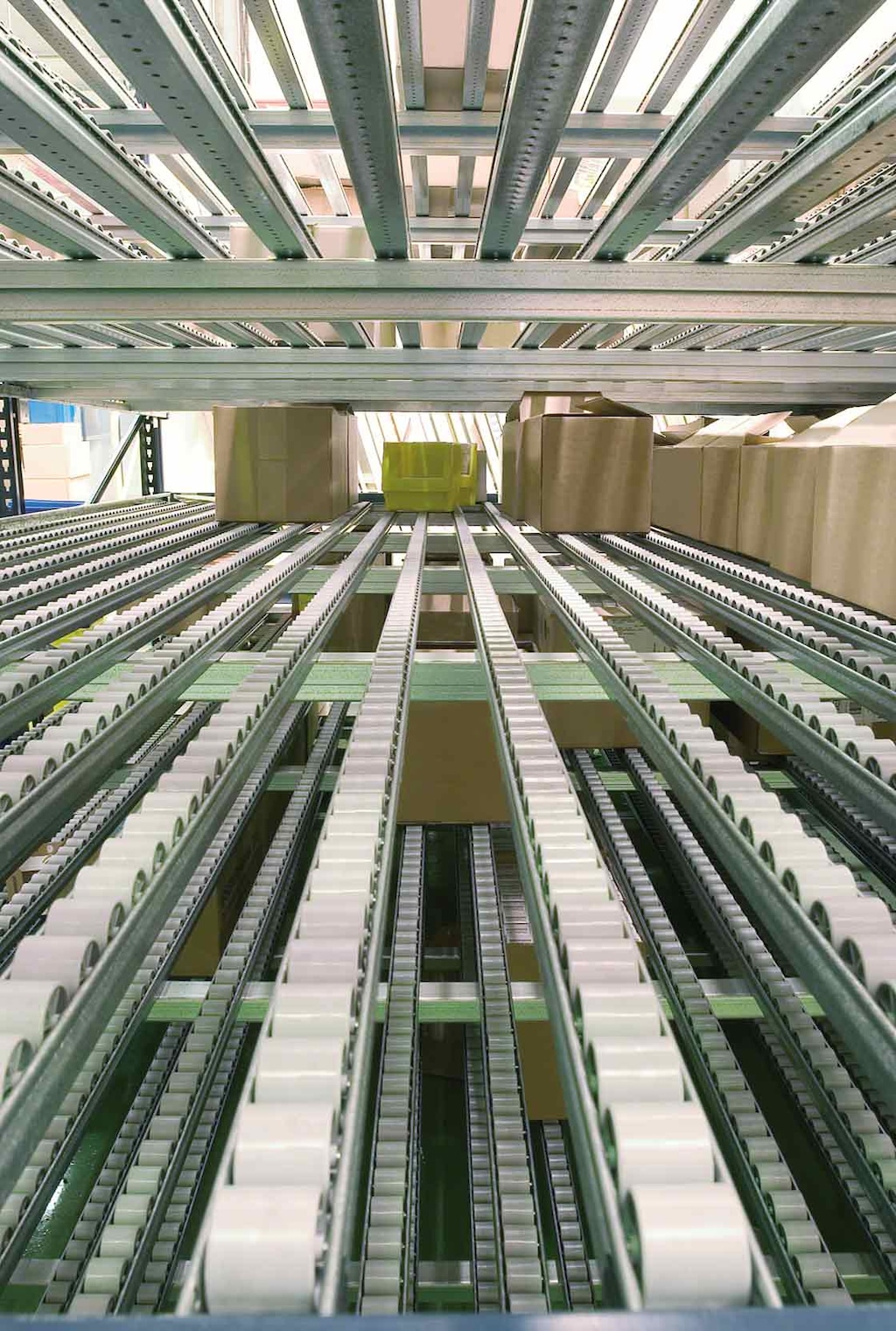 De FIFO-methode geimplementeerd via doorrolstellingen die door Mecalux geïnstalleerd zijn De FIFO-methode geimplementeerd via doorrolstellingen die door Mecalux geïnstalleerd zijn