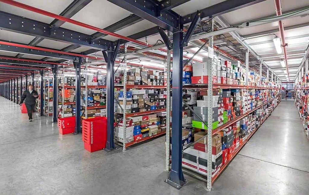 E-commerce logistiek moet een groot aantal artikelnummers kunnen verwerken E-commerce logistiek moet een groot aantal artikelnummers kunnen verwerken
