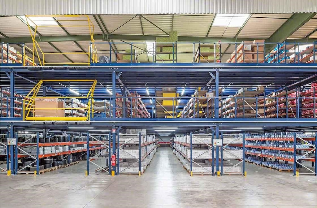 Zicht op de drie opslagverdiepingen in het magazijn van PAVI-Groupauto Zicht op de drie opslagverdiepingen in het magazijn van PAVI-Groupauto