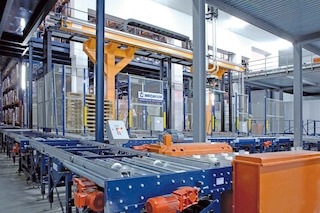 Magazijn dat transportbanden gebruikt voor goederenafhandeling of material handling