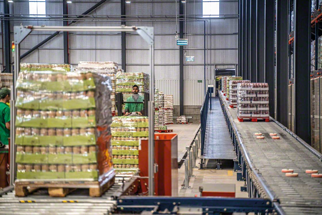 Geïntegreerde logistiek verbindt de processen van de toeleveringsketen en het magazijn, met de productielijnen