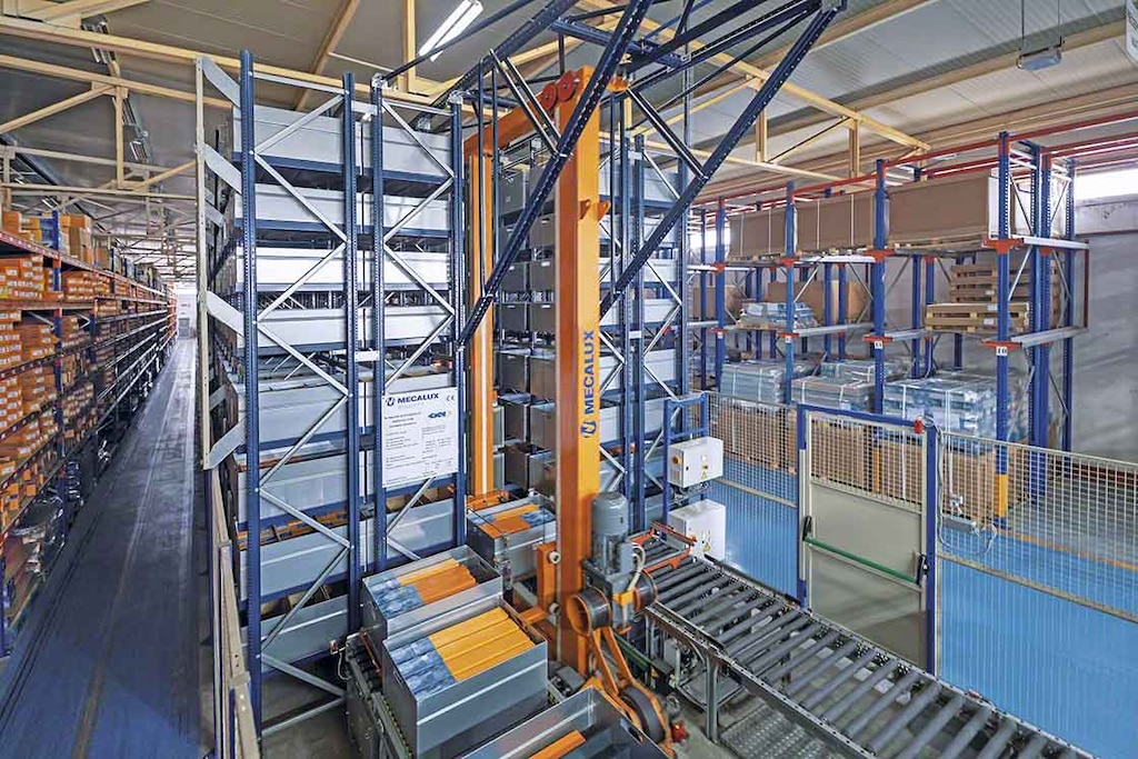 GKN Driveline heeft twee automatische warehouses met een Miniload-systeem, om de productie- en distributievoorraden te beheren GKN Driveline heeft twee automatische warehouses met een Miniload-systeem, om de productie- en distributievoorraden te beheren