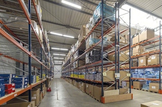Goederenopslag in industriële rekken