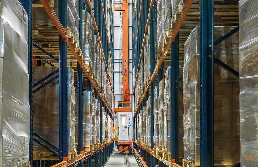 « goods to man » model met magazijnkraan in een logistiek distributiecentrum « goods to man » model met magazijnkraan in een logistiek distributiecentrum