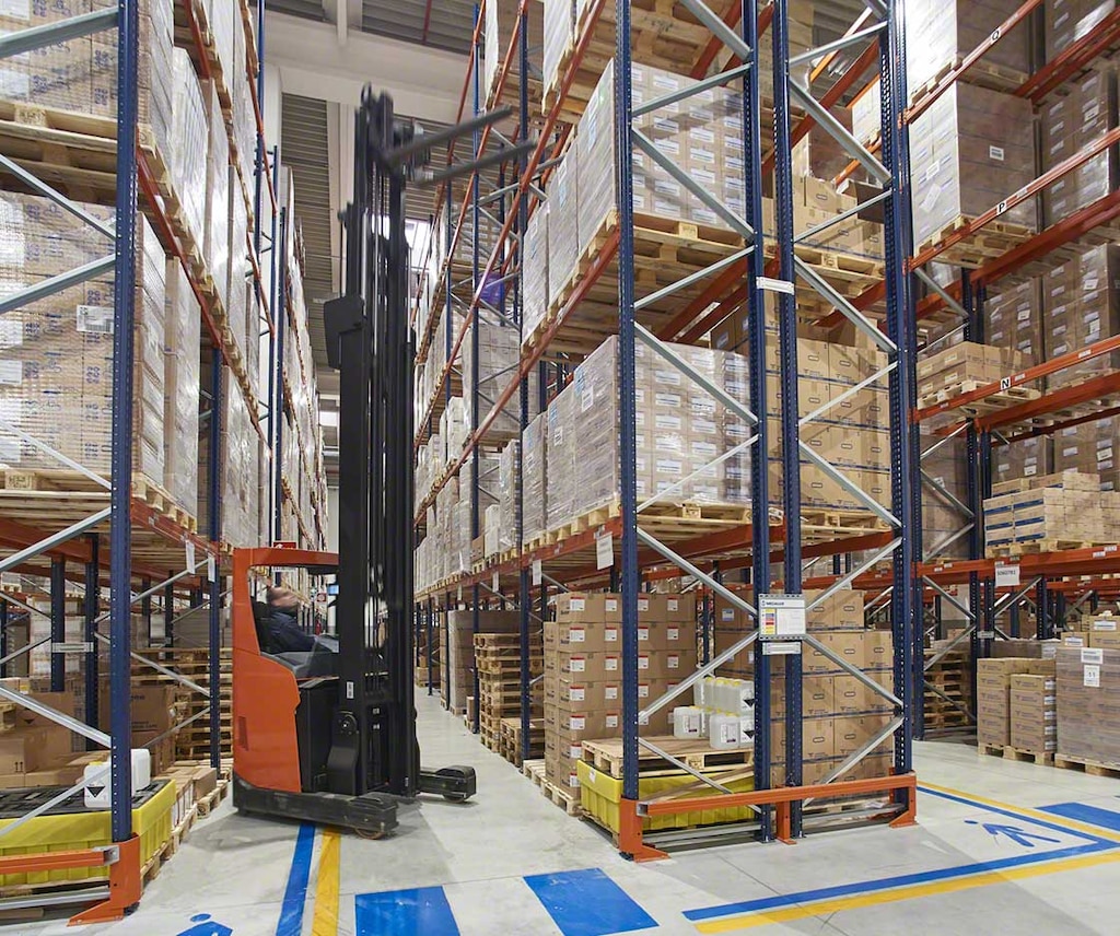Het magazijn moet over de nodige apparatuur beschikken om vergissingen en arbeidsongevallen te voorkomen