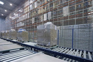 Industrial conveyors for logistics warehouses