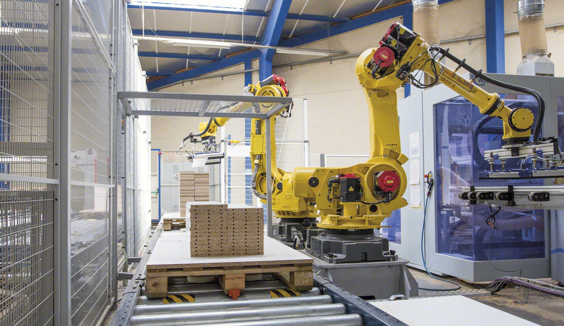 Industriële robotarmen voeren functies uit die vergelijkbaar zijn met die door mensen worden uigevoerd