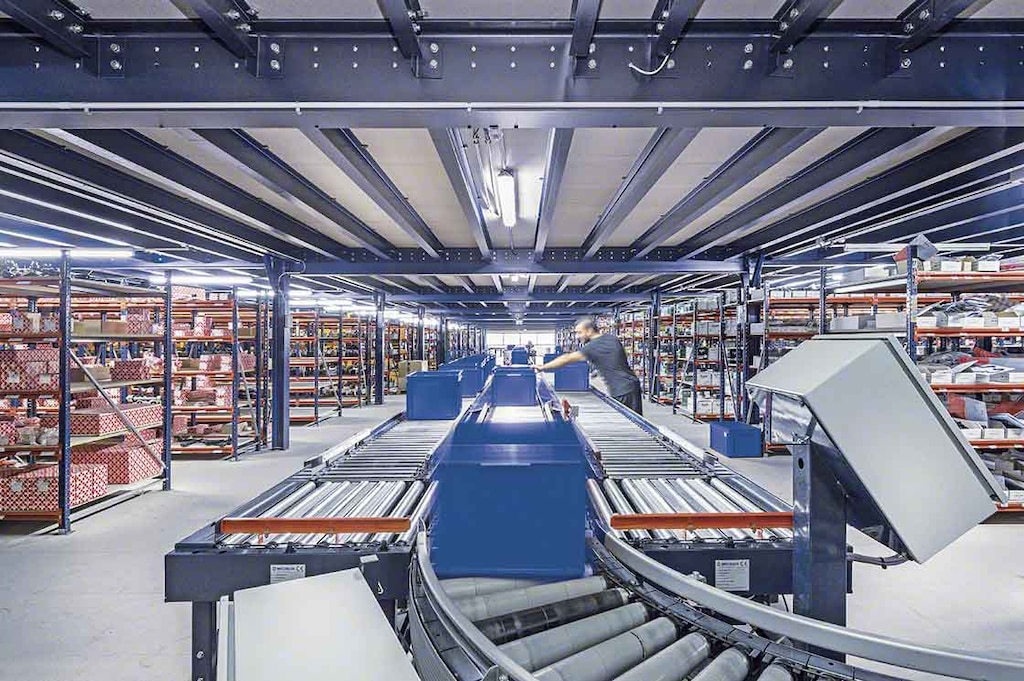 Het klaarzetten van bestellingen die online verkocht zijn, is de belangrijkste activiteit van micro-fulfillment centra