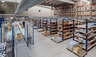 De laatste stap in het orderpickproces vindt plaats aan de kop van de stellingen