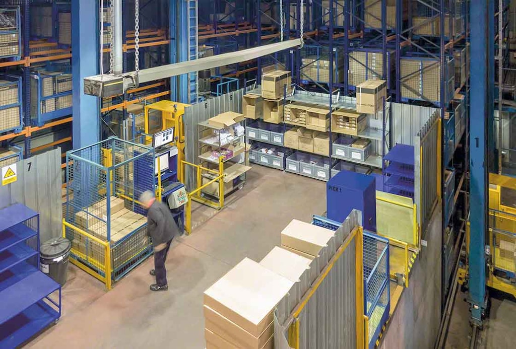 Bij Lean Logistics moet de pickingzone schoon en opgeruimd zijn om sneller te kunnen werken Bij Lean Logistics moet de pickingzone schoon en opgeruimd zijn om sneller te kunnen werken