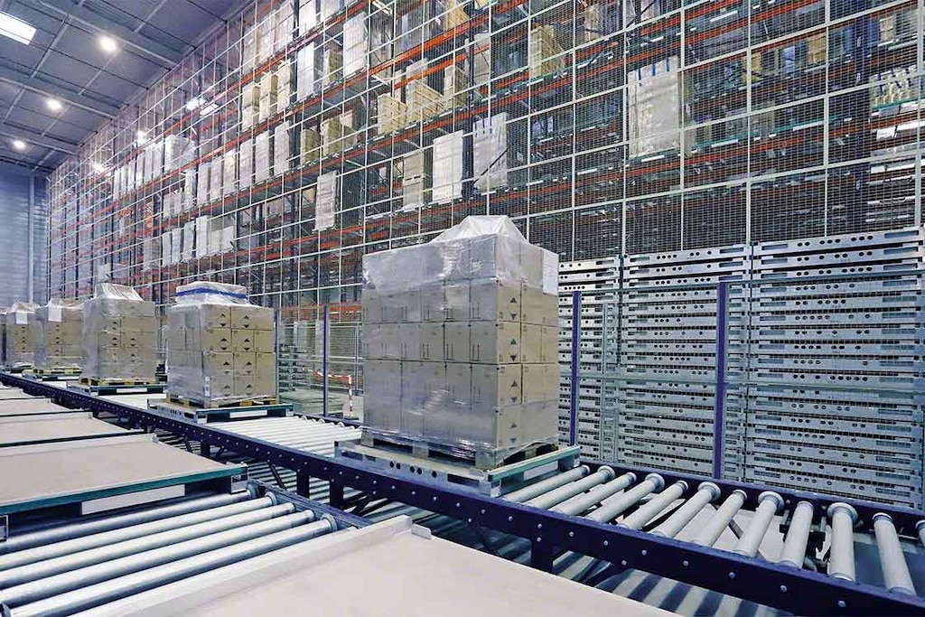 Het verplaatsen van ladingen in het magazijn is één van de belangrijkste processen bij logistieke benchmarking Het verplaatsen van ladingen in het magazijn is één van de belangrijkste processen bij logistieke benchmarking