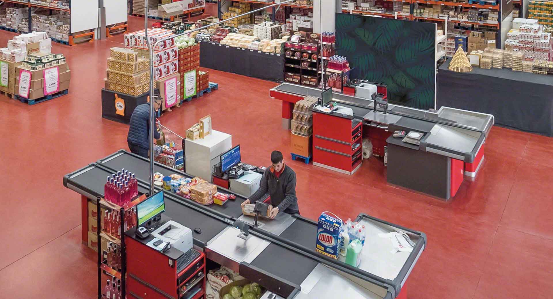 Sommige magazijnen werken  volgens het Cash & Carry-model en beschikken over een winkel in het magazijn