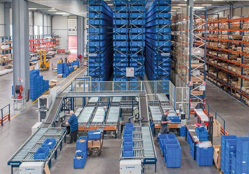 De magazijnkranen voor bakken of dozen werken volgens de «goederen naar man»-methode waarbij de fase van de looproute tijdens het orderpicken wordt geautomatiseerd De magazijnkranen voor bakken of dozen werken volgens de «goederen naar man»-methode waarbij de fase van de looproute tijdens het orderpicken wordt geautomatiseerd