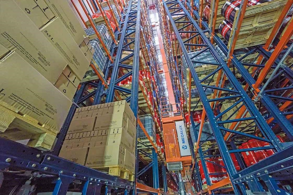 In de gerobotiseerde warehouses, verplaatsen magazijnkranen automatisch de pallets In de gerobotiseerde warehouses, verplaatsen magazijnkranen automatisch de pallets