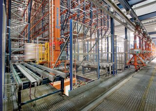 De installatie van magazijnkranen is een voorbeeld van het automatiseren van industriële processen in de logistiek