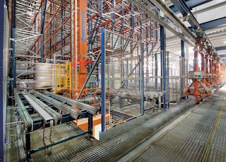 De installatie van magazijnkranen is een voorbeeld van het automatiseren van industriële processen in de logistiek