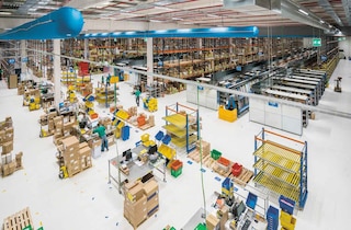 Magazijnmedewerkers pakken de artikelen in