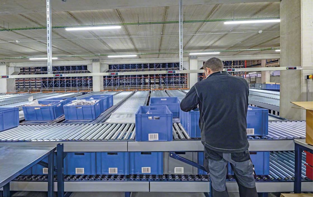 Aangedreven rollenbanen voor magazijnbakken fungeren ook als orderpicktafels