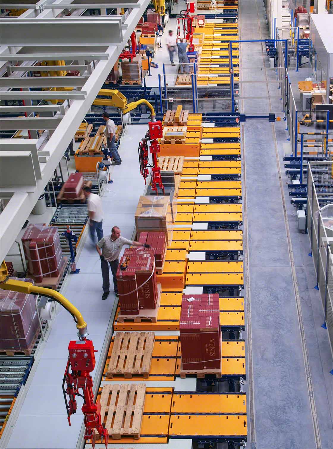 De nieuwe orderpickzone van Porcelanosa bestaat uit acht werkstations, die elk met een robotarm zijn uitgerust