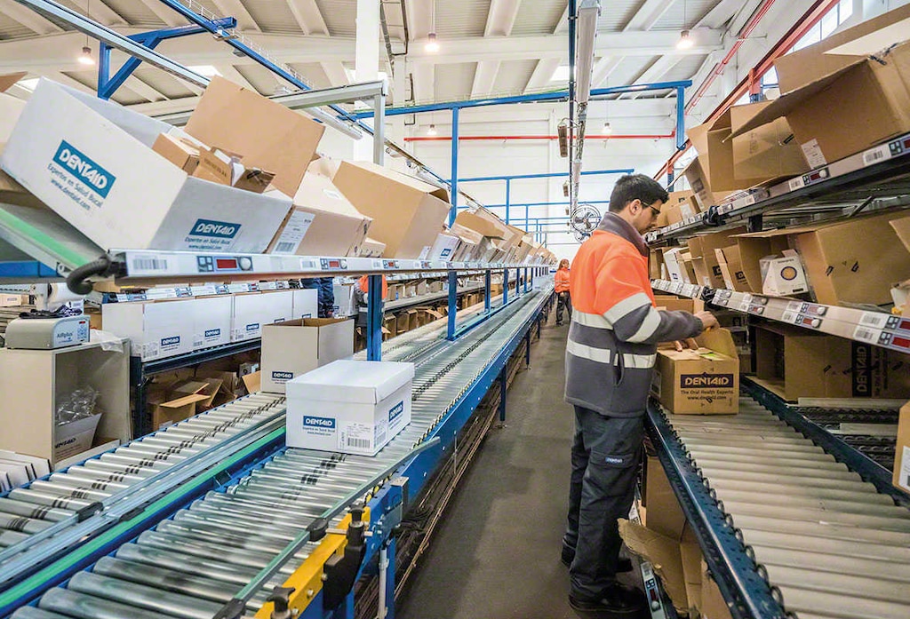 Een logistiek medewerker die een bestelling klaarzet in een magazijn Een logistiek medewerker die een bestelling klaarzet in een magazijn