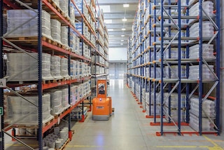 De opslag van chemische producten brengt specifieke risico's met zich mee, waarmee bij het ontwerp van de installaties rekening moet worden gehouden