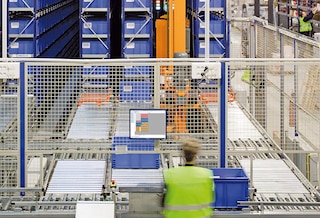 Een artikel wordt klaargezet met behulp van orderpicking software