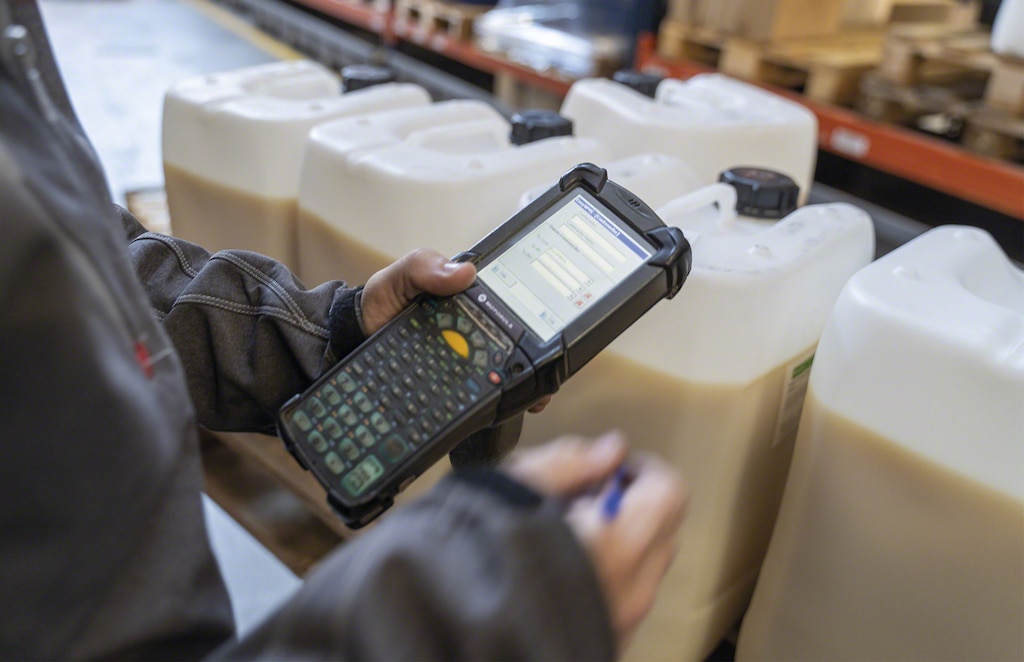 RFID is een technologie die gebruikt worden in de logistiek om goederen automatisch te identificeren
