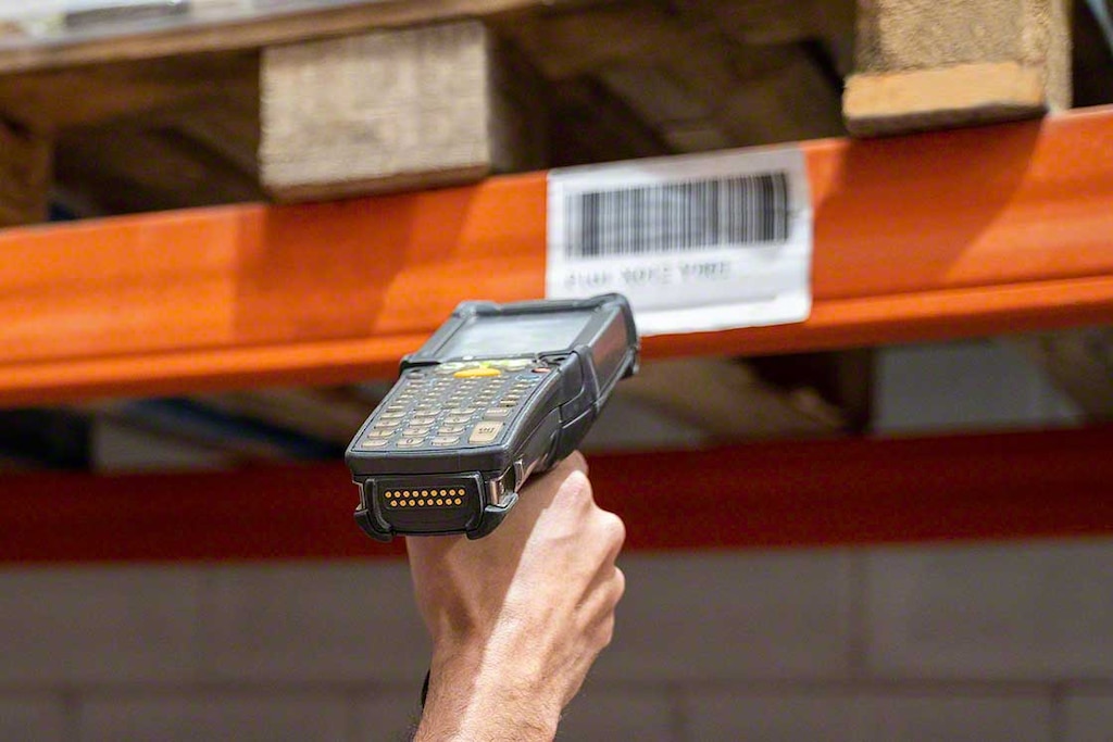 RFID-readers worden gebruikt om de inventaris op te maken in magazijnen RFID-readers worden gebruikt om de inventaris op te maken in magazijnen