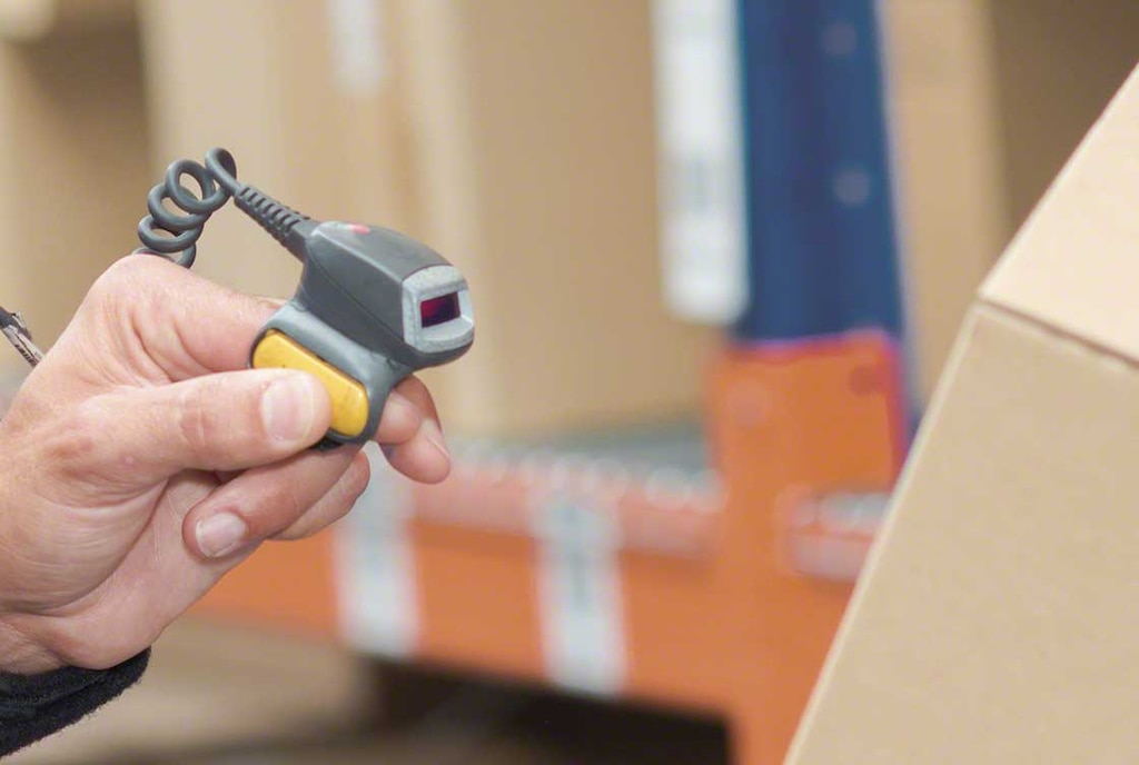 Een ring scanner registreert en leest barcodes snel en nauwkeurig