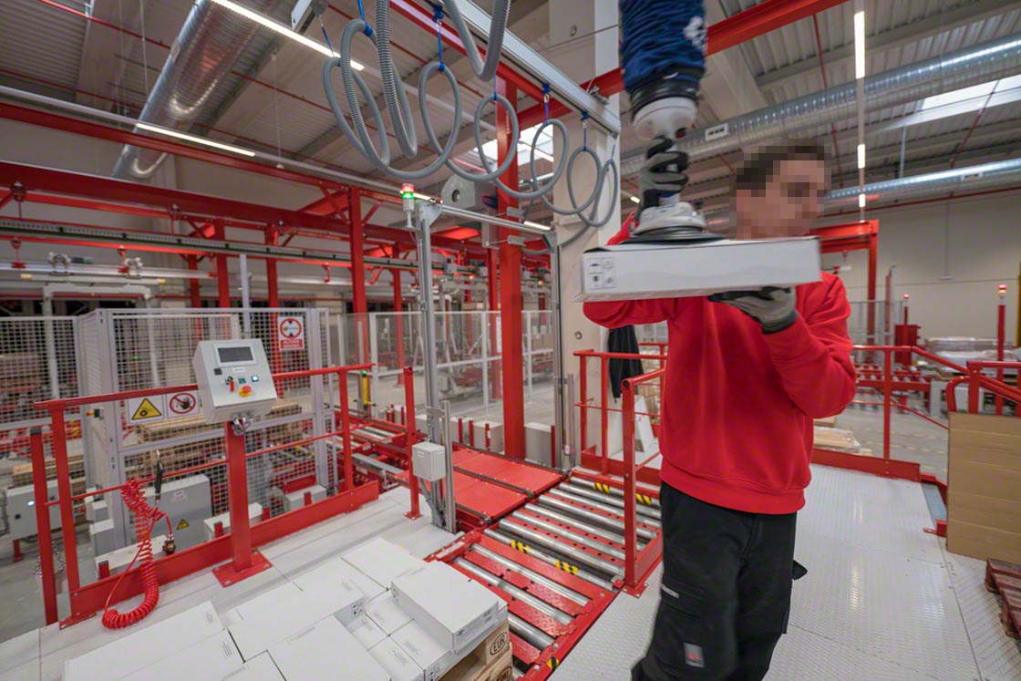 Robotarmen kunnen worden geïntegreerd in een assemblagelijn of bij een werkstation voor orderpicking, teneinde de processen in het magazijn te ondersteunen