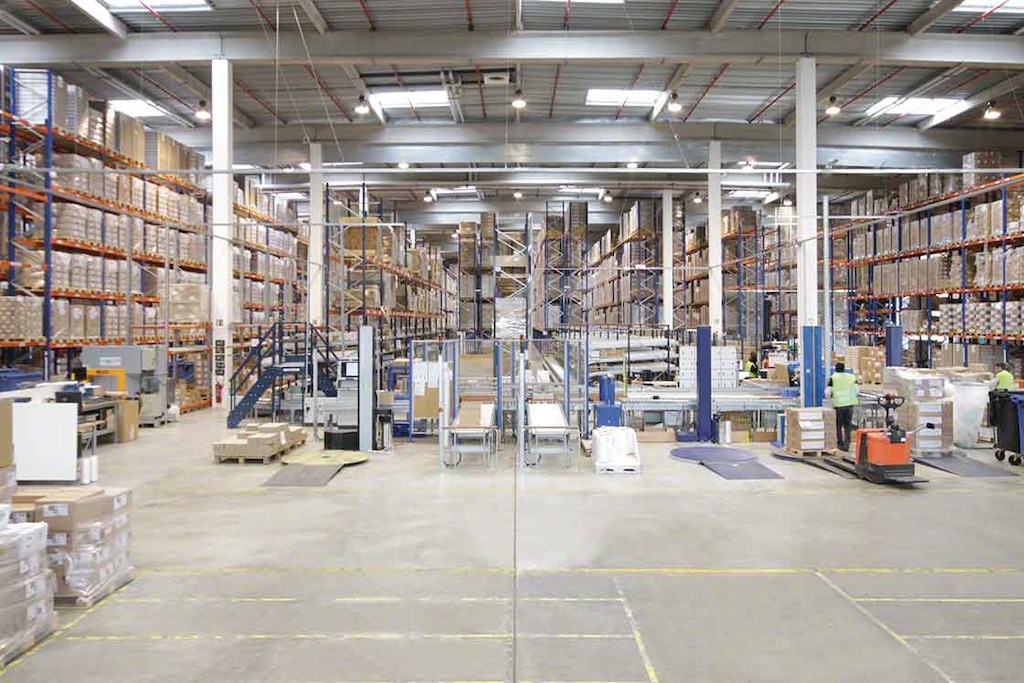 Voorbeeld van een semi-automatisch magazijn: Arvato France Voorbeeld van een semi-automatisch magazijn: Arvato France