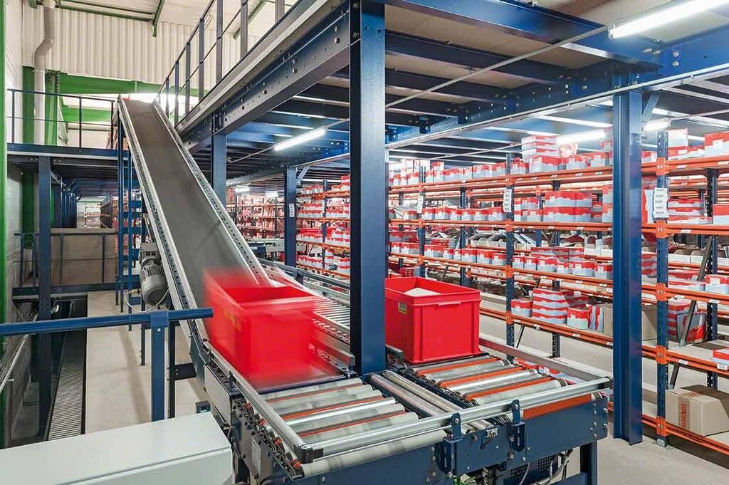 Het logistieke smart warehouse project van PAVI-Groupauto bestaat uit een transportbandensysteem dat de verschillende etages van het distributiecentrum met elkaar verbindt