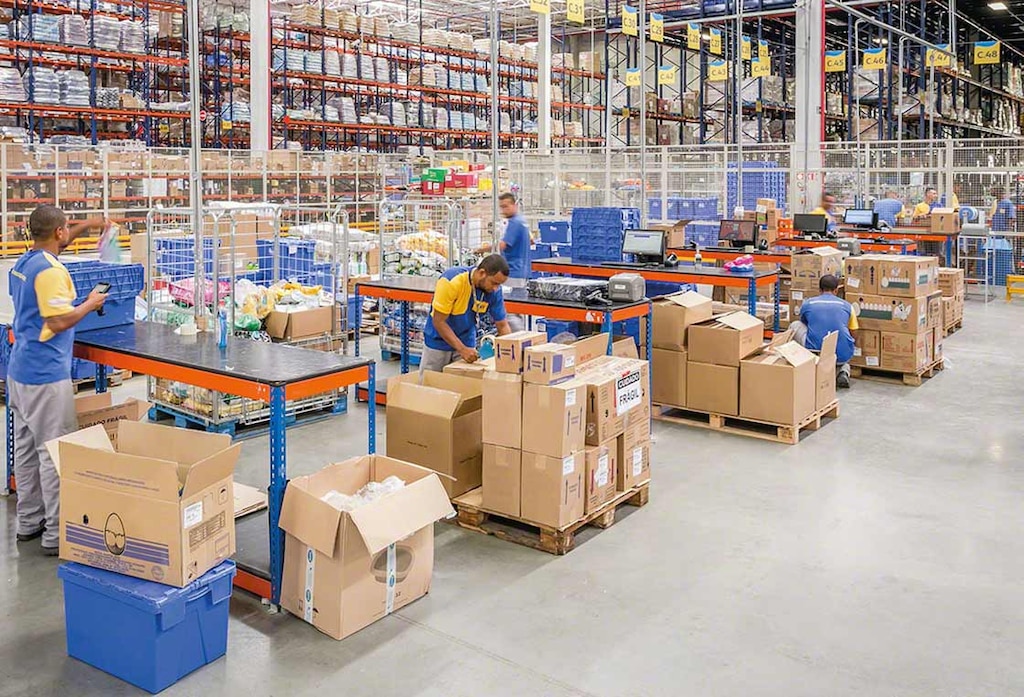 Medewerkers die in teamverband in een magazijn werken Medewerkers die in teamverband in een magazijn werken