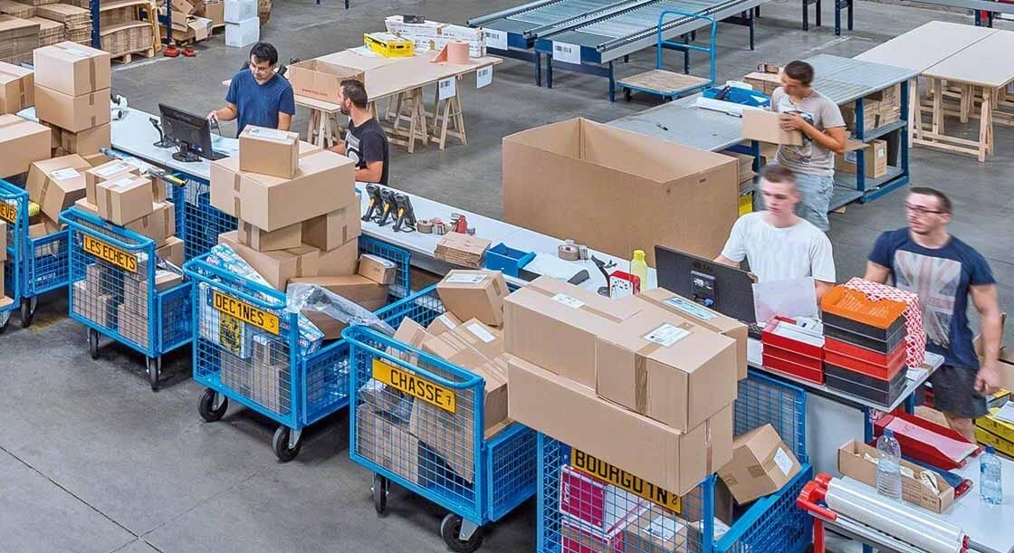 Door uw magazijnpersoneel te trainen zult u uw logistieke activiteiten tijdens een piekperiode, het hoogseizoen of op Black Friday, met succes kunnen coördineren Door uw magazijnpersoneel te trainen zult u uw logistieke activiteiten tijdens een piekperiode, het hoogseizoen of op Black Friday, met succes kunnen coördineren