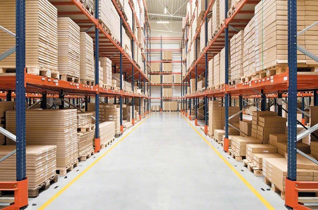 Efficiënt georganiseerde goederen op pallets in een magazijn Efficiënt georganiseerde goederen op pallets in een magazijn