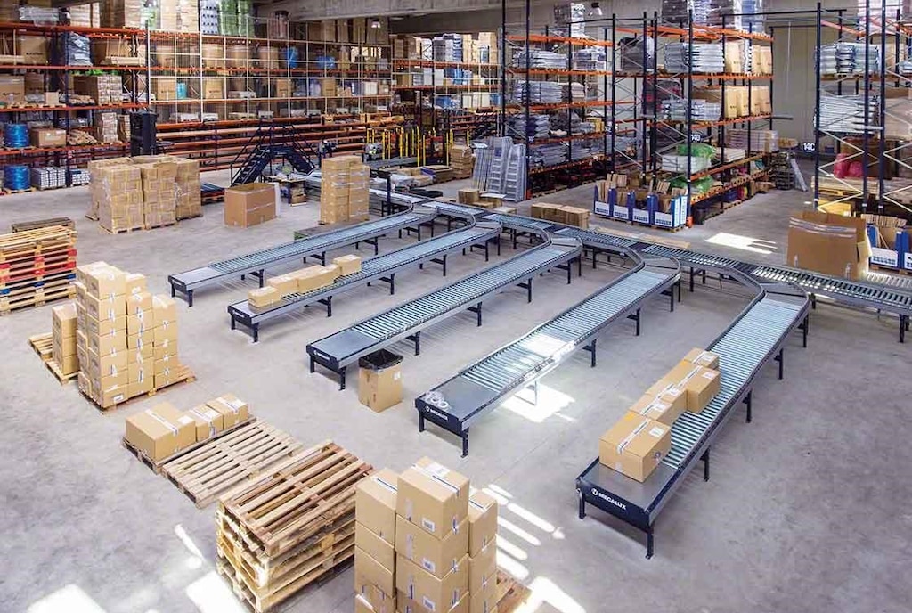 Het transportbandensysteem vermindert de verplaatsingen in de e-commerce logistiek Het transportbandensysteem vermindert de verplaatsingen in de e-commerce logistiek