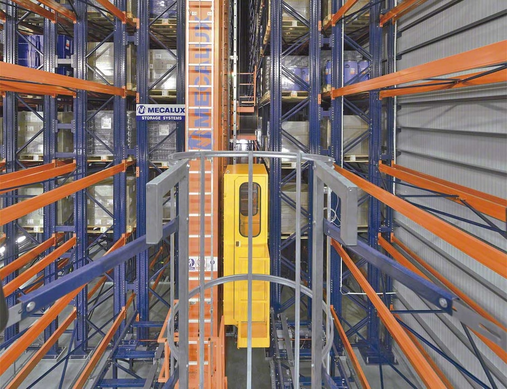 Stellingen zijn een integraal onderdeel van het hoogbouwmagazijn en ondersteunen de zijwanden en het dak