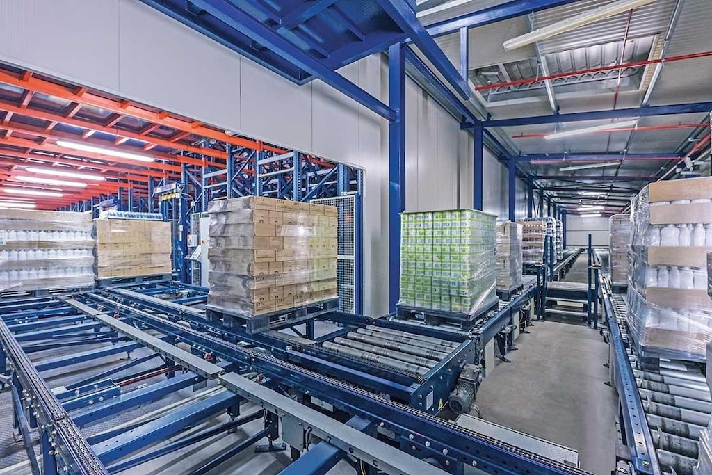 Het transportbandensysteem verbindt het bevoorradingsmagazijn met het productiecentrum