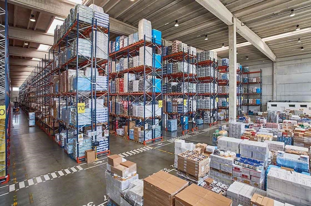 Een grotere verscheidenheid aan producten verhoogt de complexiteit van het voorraadbeheer in het magazijn Een grotere verscheidenheid aan producten verhoogt de complexiteit van het voorraadbeheer in het magazijn