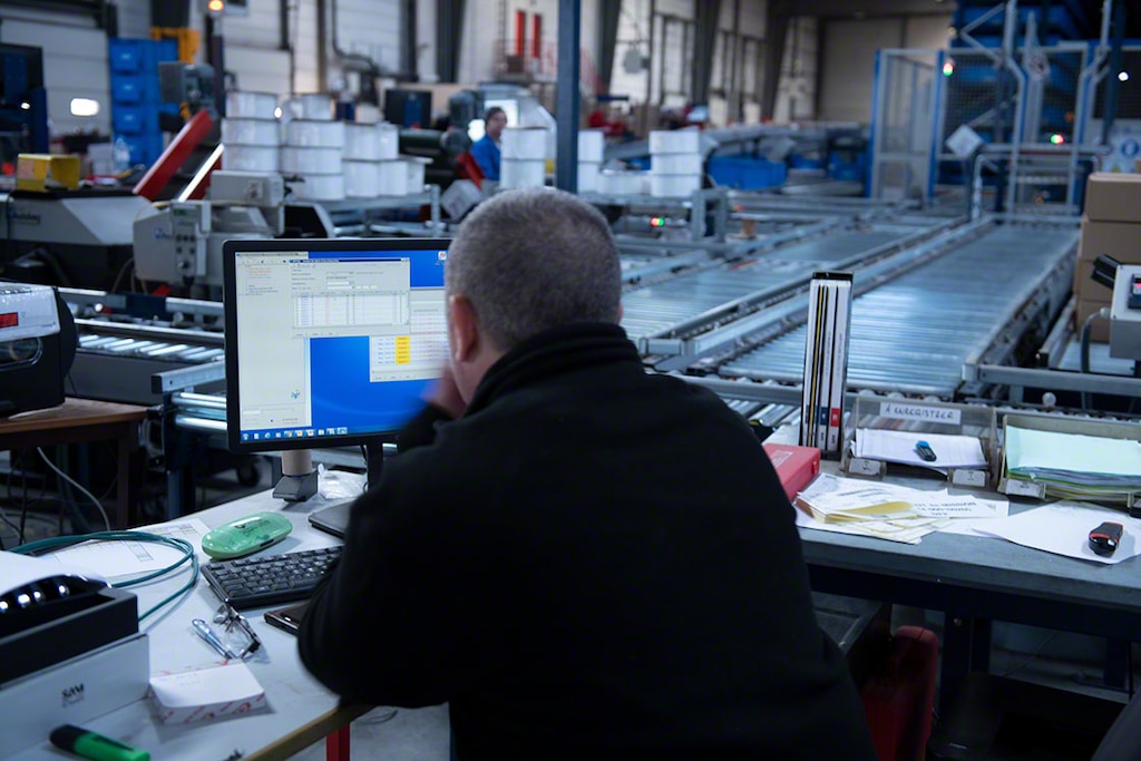 Om de voorraad nauwkeurig te beheren, is het raadzaam Warehouse Management software te installeren